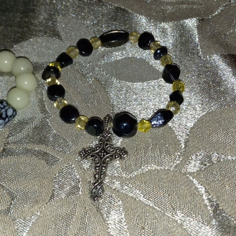 Handmade bracelet with cross charm - Picture 3 of 4